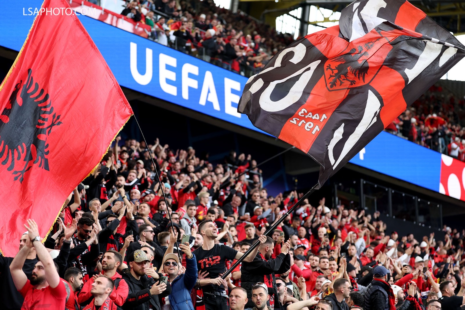PAMJET/ Shqipëria “fitoi” përballë Italisë në…shkallët e stadiumit