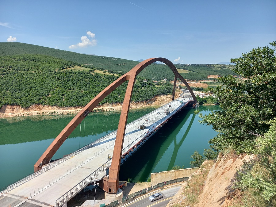 Ura e madhe mbi Drin rrezikon ta kthejë Kukësin në ‘ishull të harruar’