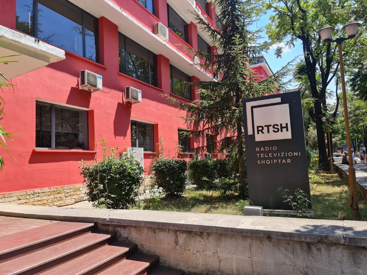 Rastet e shkarkimeve të padrejta ngrenë shqetësime për qeverisjen e RTSH-së