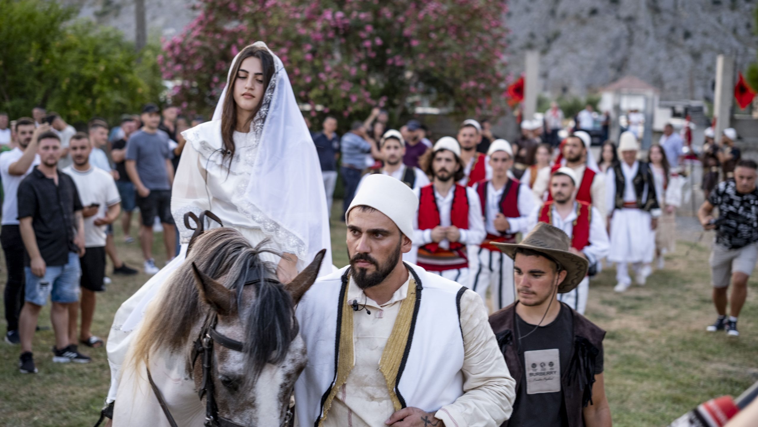 Në gjurmët e historisë: Banorët e Vaut të Dejës inskenojnë dasmën e Skënderbeut