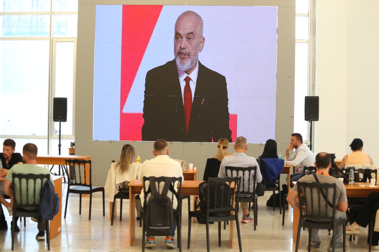 Edi Rama riformaton qeverinë dhe kryesinë e Kuvendit