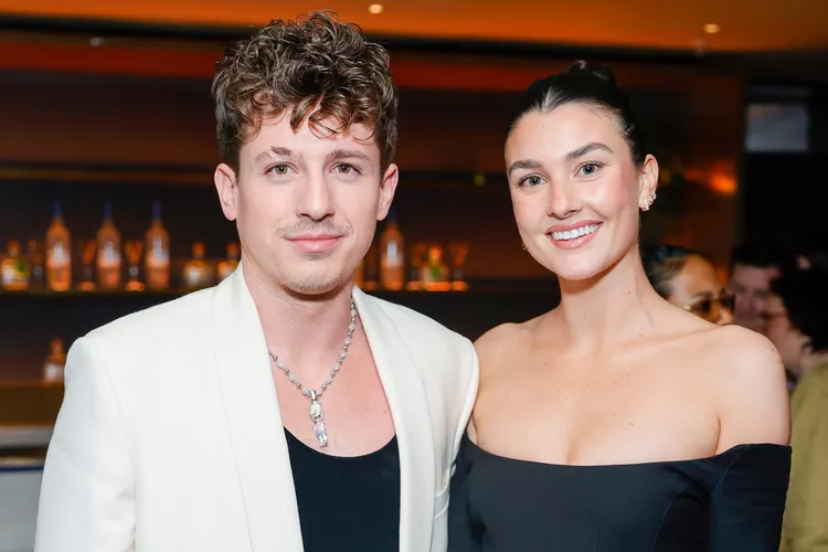 Fotot/ Martohet këngëtari Charlie Puth, ceremonia zhvillohet në shtëpinë e familjes