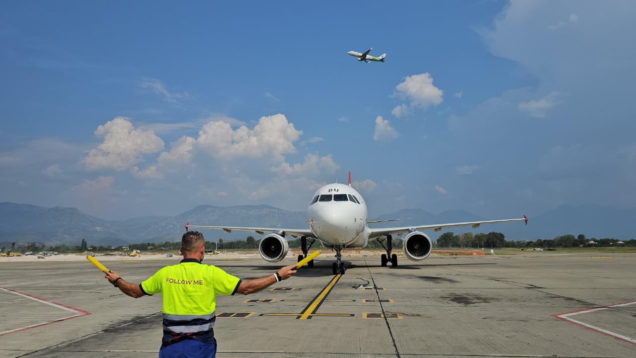 Italia ekstradon të akuzuarin për drogë, Tirana i nis të dënuarin për grabitje me armë