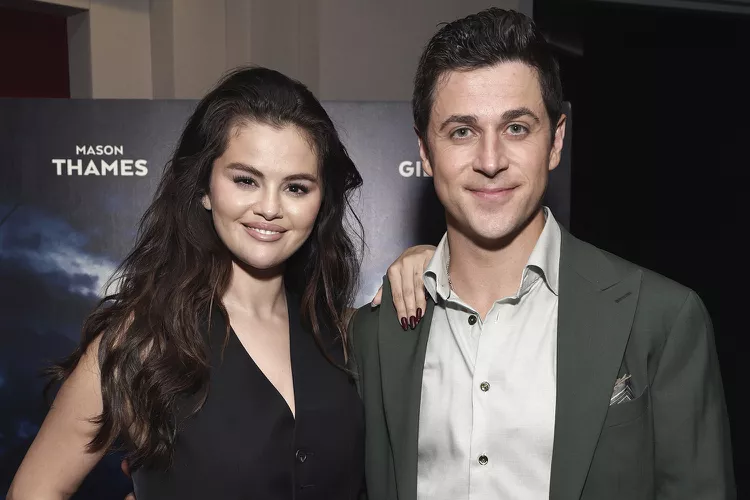 Si po shkojnë gjërat me Selena Gomez? Flet miku i saj, David Henrie