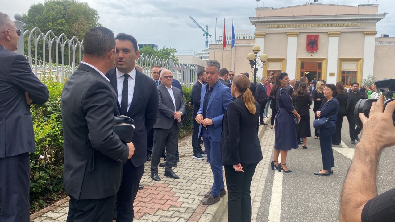 FOTO LAJM/ Homazhet në nderim të Gerti Bogdanit, Manastirliu ngushëllon deputetët e opozitës