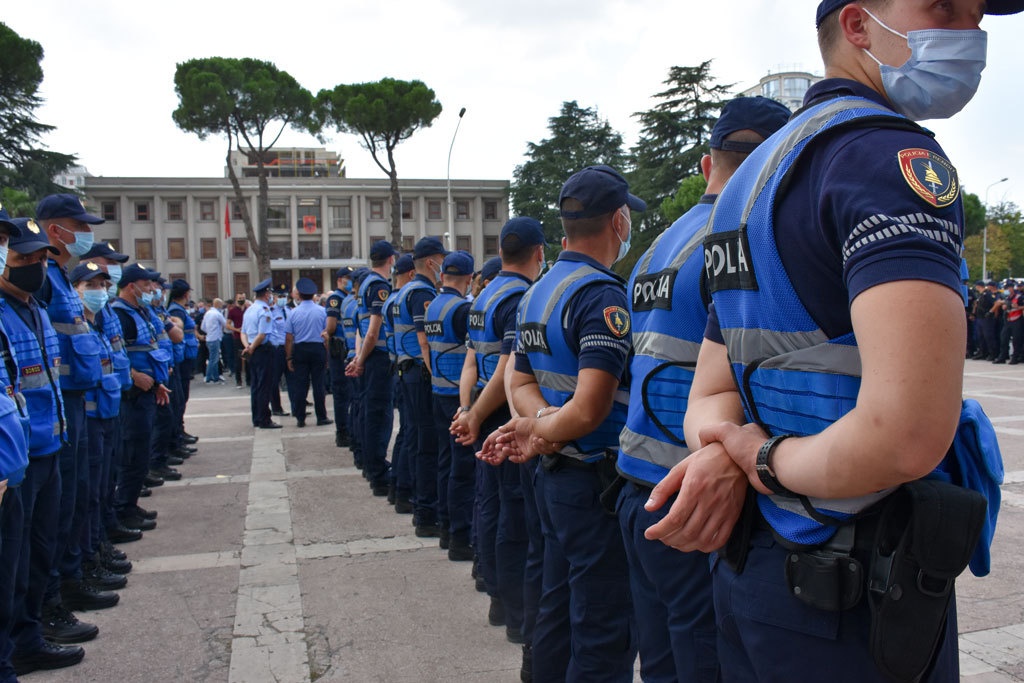 ‘Tollonat e drekës’ së policëve ushqejnë rrjetin e supermarketeve të Samir Manes