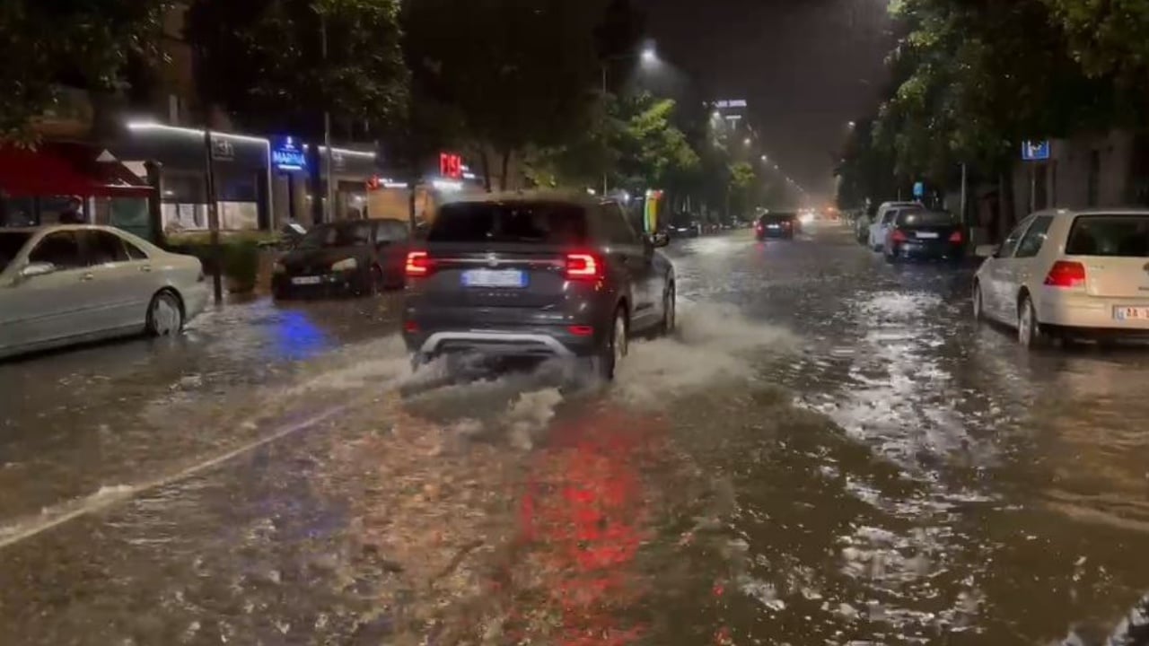 Reshjet e shiut përmbytin Shkodrën, krijohen probleme në qarkullim. Në disa zona nuk ka energji elektrike