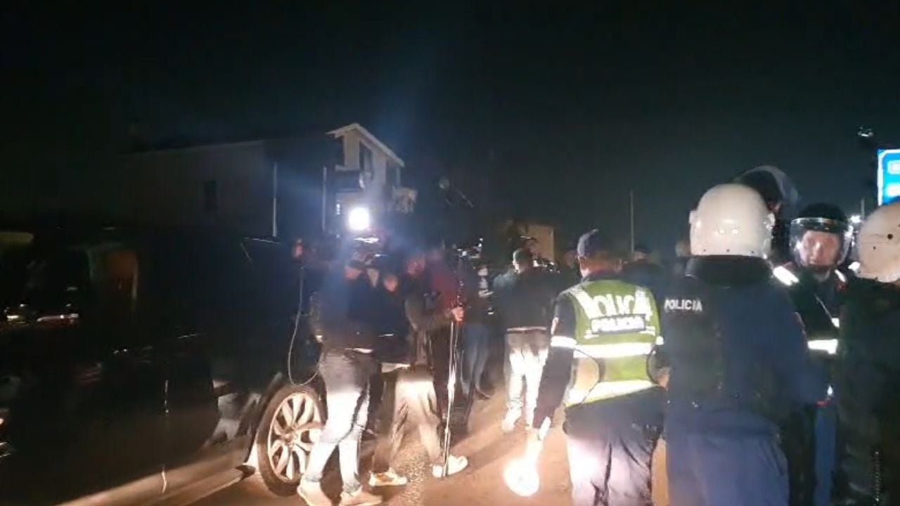 Rinis qarkullimi në Elbasan, Policia bllokon anës rrugës protestuesit