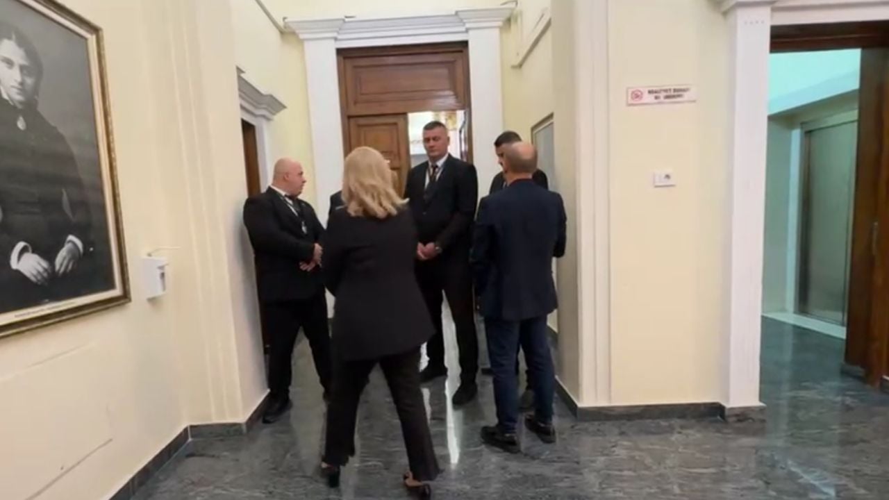 Mziu shtyu Ekonomin në Kuvend, reagojnë deputetet e PS: Ngjarje e shëmtuar dhe e dënueshme, cenon standardet morale