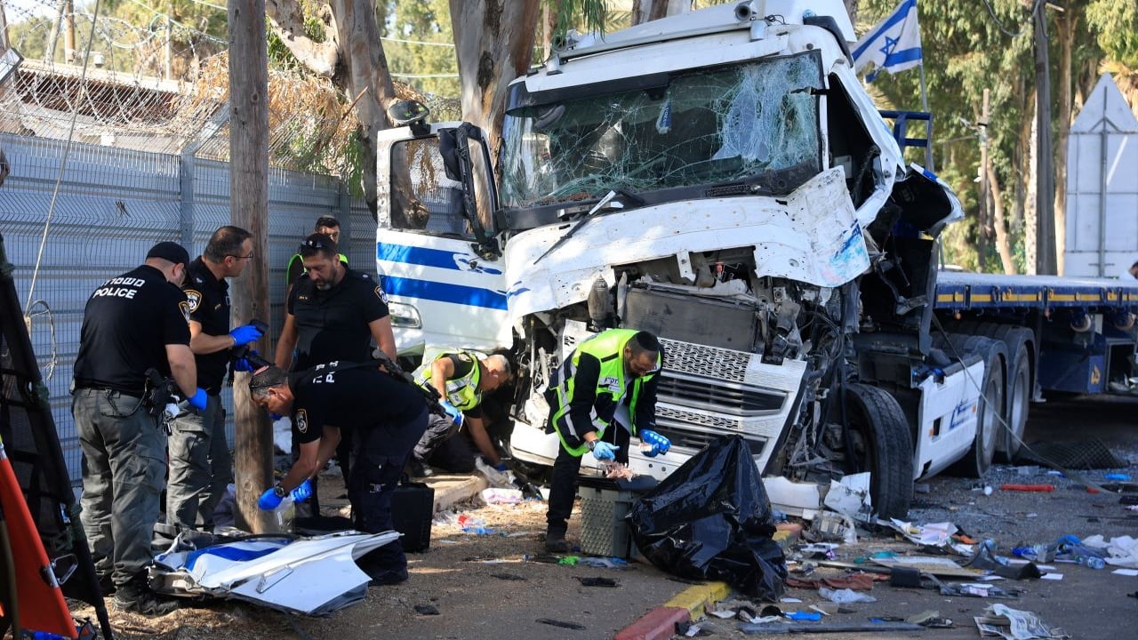 Kamioni përplas autobusin në Tel Aviv, ndërron jetë një person/ Akuzon Izraeli: Sulm i qëllimshëm