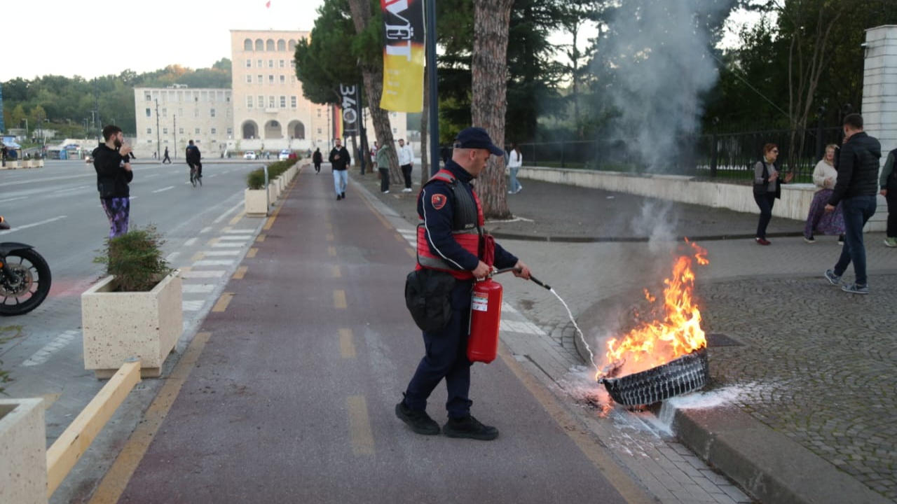 Tubimi i opozitës/ Zjarr para Presidencës, protestuesit i vënë flakën gomës