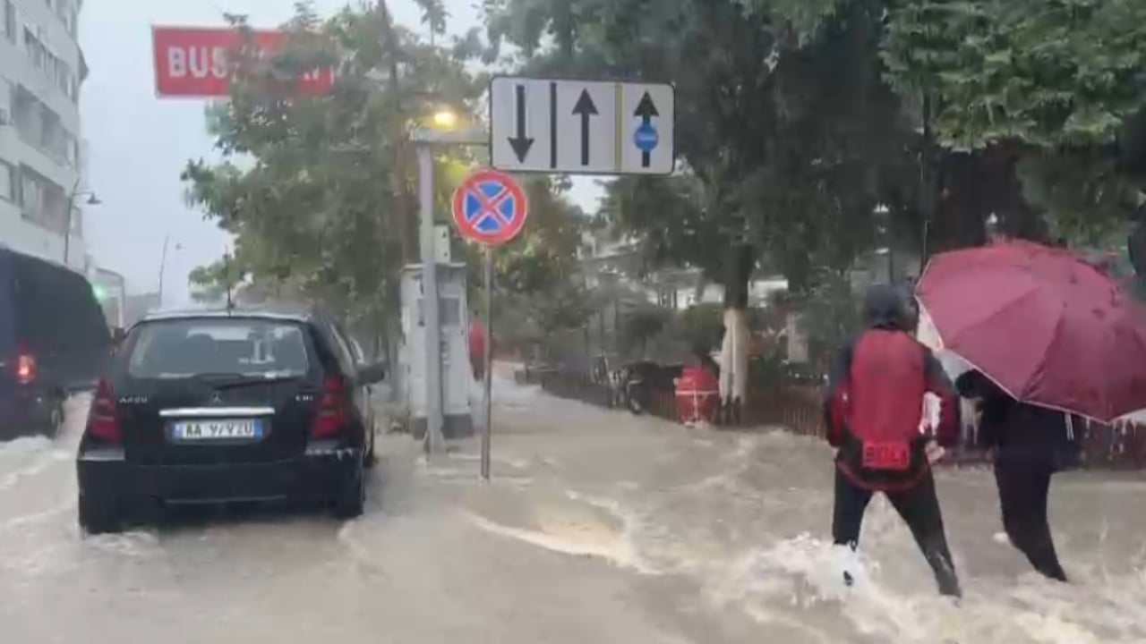 Reshjet e dendura të shiut më vend, përmbyten lagjet e qytetit të Vlorës