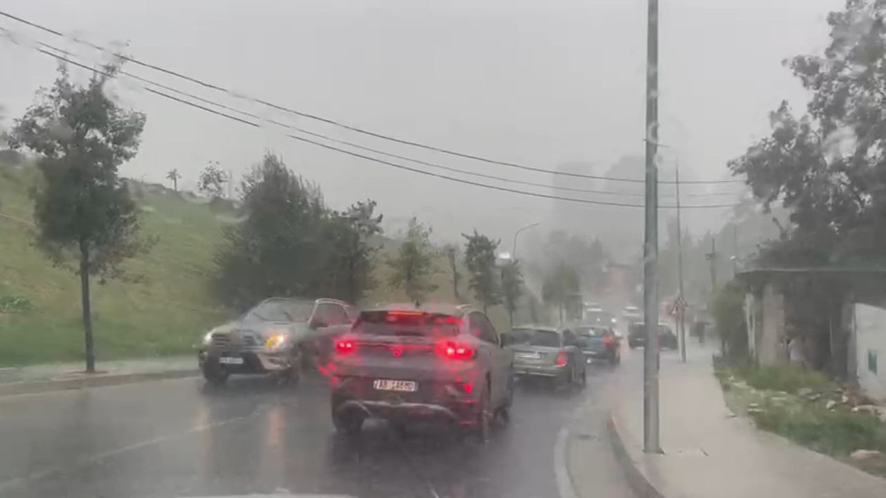 Stuhia ‘pushton’ Shqipërinë! Trafik i rënduar në kryeqytet, makinat qarkullojnë me vështirësi nga reshjet e dendura