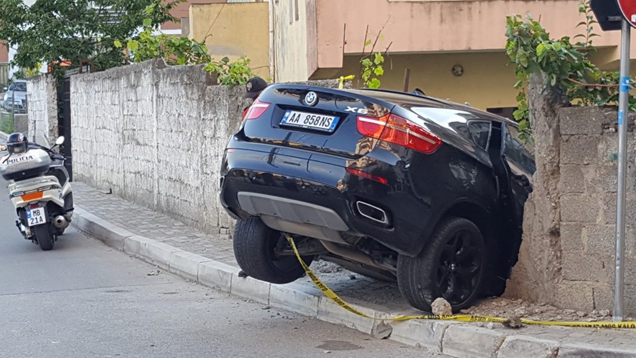 E rëndë në Sarandë! Automjeti del nga rruga dhe bie në oborrin e një banese, 4 persona të lënduar