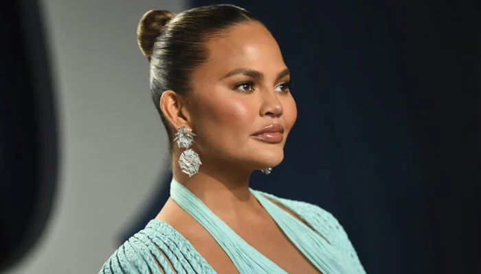 Chrissy Teigen flet “pa dorashka” për përvojën e abortit: “Nuk e dija çfarë po bëja”