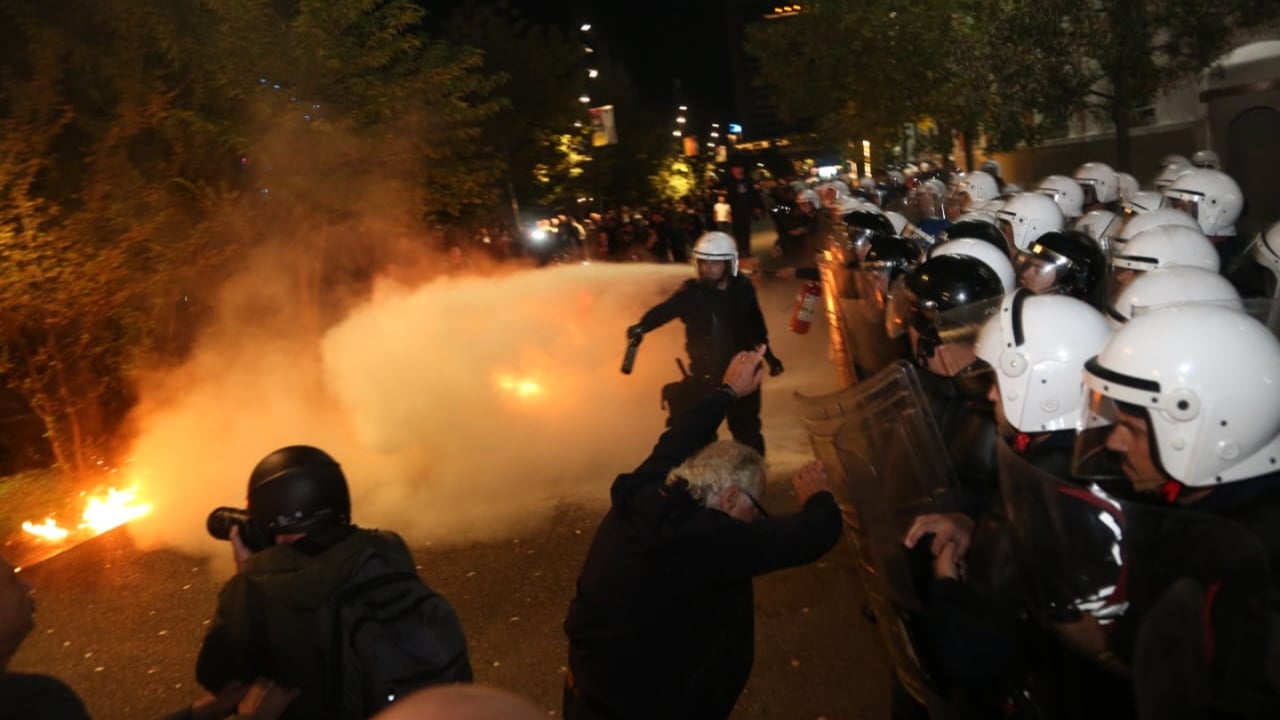 Shpërthimi i molotovëve dhe përplasjet e dhunshme me protestuesit/ 10 policë të plagosur në tubimin e opozitës