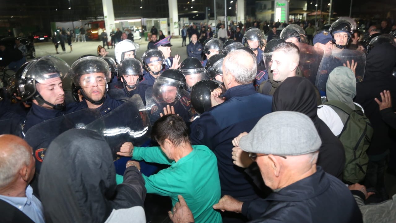 Përplasje me policinë dhe djegie gomash/ Mbyllet pas tri orësh protesta në akset kryesore të vendit, rinis qarkullimi i makinave									
									 29/10/2024 20:05