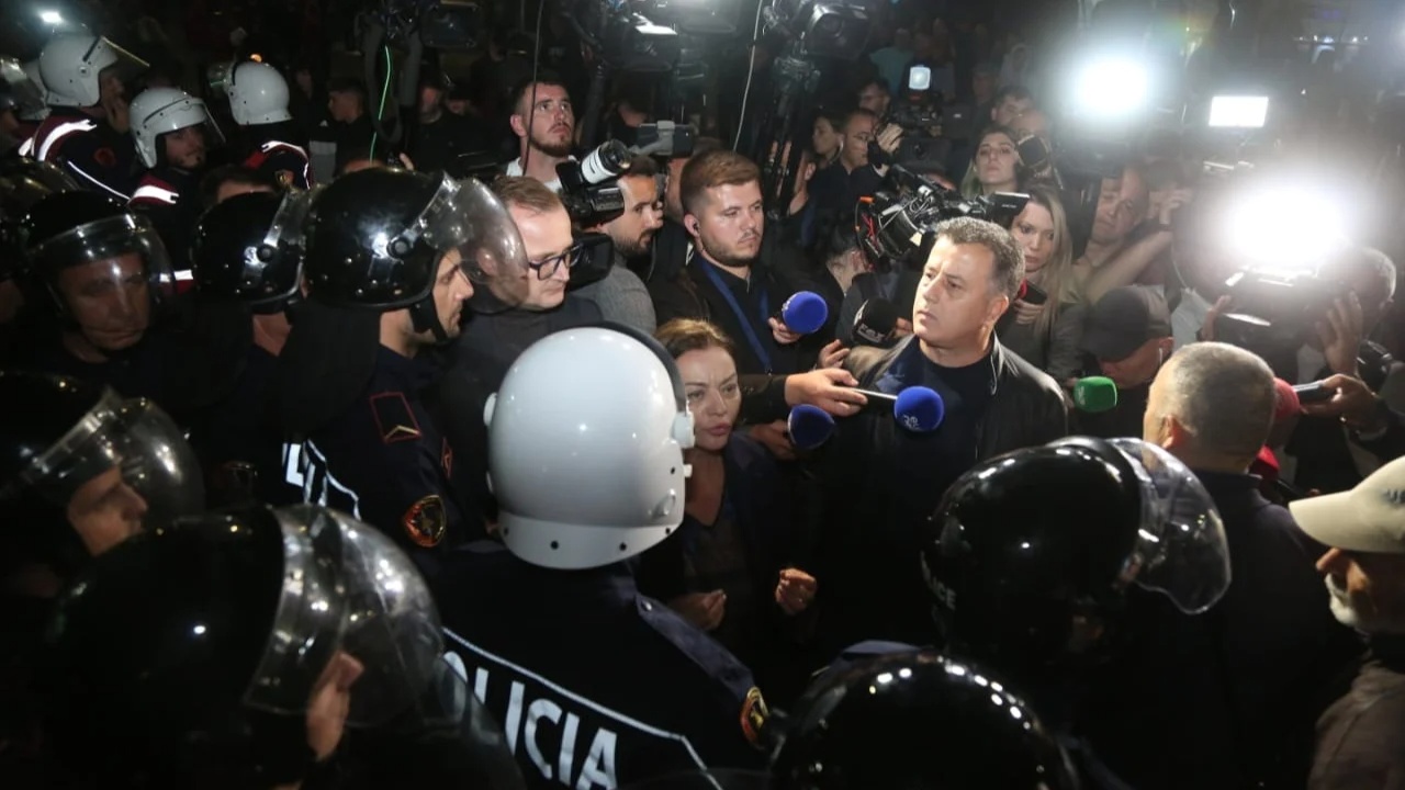 Mosbindja civile e opozitës, nisin hetimet edhe për katër deputetë të PD! Në pranga një protestues në kryeqytet, procedohen 33 të tjerë