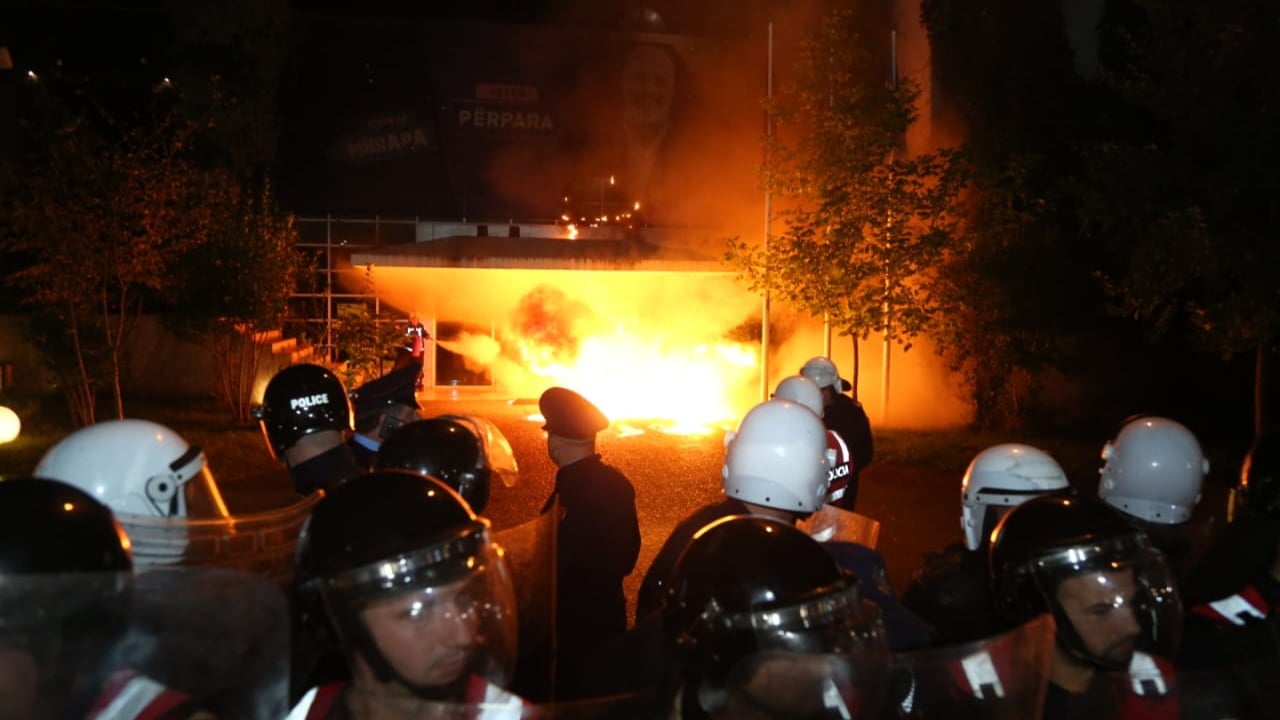 Protesta e opozitës/ Policia procedon Nokën dhe Bardhin! Një protestues i arrestuar dhe nëntë të shpallur në kërkim