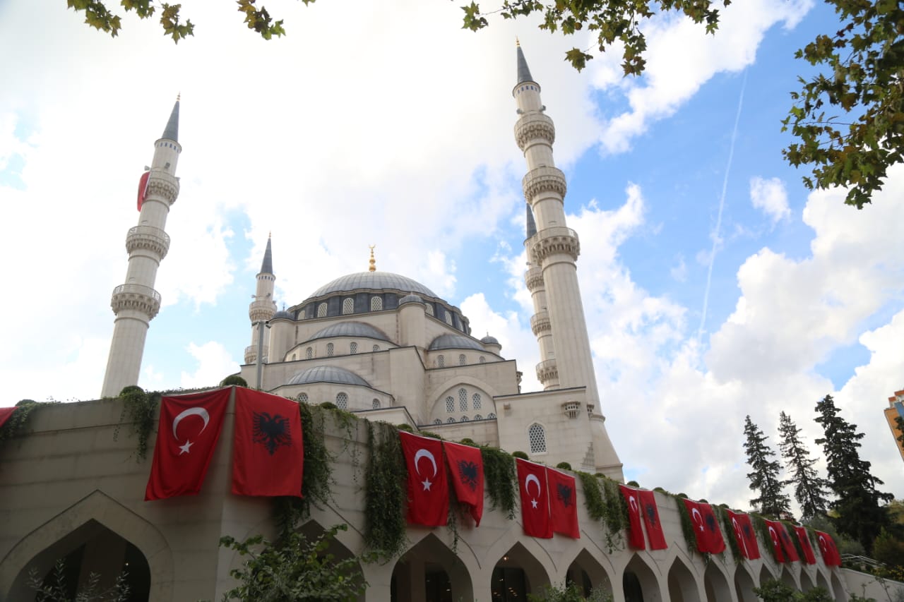 ‘Një ceremoni politike’: Ndikimi i Turqisë për kontrollin e Xhamisë së Madhe të Tiranës