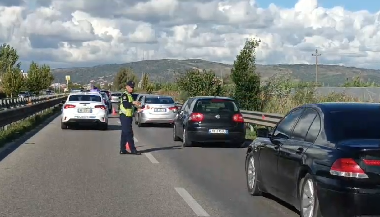 Aksident në autostradën Fier-Lushnjë, përplasen dy automjete! Lëndohet një person