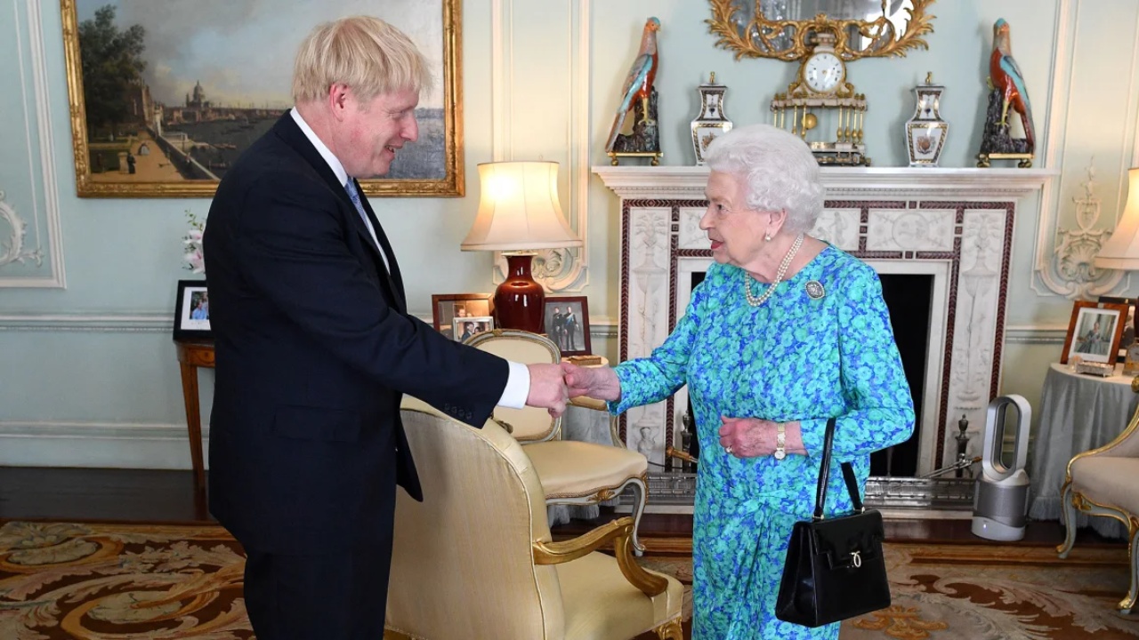 Ish-kryeministri Boris Johnson thyen protokollin! Zbulon se nga cila sëmundje e rëndë vuante Mbretëresha Elizabeth II