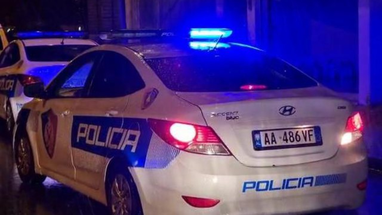 Emri/ Policia shkoi për të verifikuar dhunën në familje! 30-vjeçari kundërshton policinë, plagos në dorë dhe fytyrë inspektorin