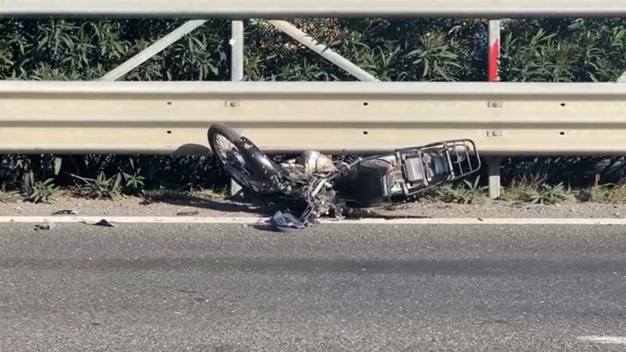 Vjedh motorin, por e pëson keq/ Aksidentohet rëndë ndërsa largohej me shpejtësi kur u pikas nga pronari i mjetit