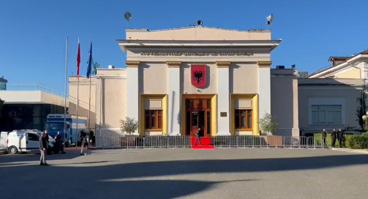 Çfarë po ndodh në PD para nisjes së seancës? Demokratët mblidhen për të diskutuar skenarët. Protestuesit tek Bashkia në pritje të udhëzimeve