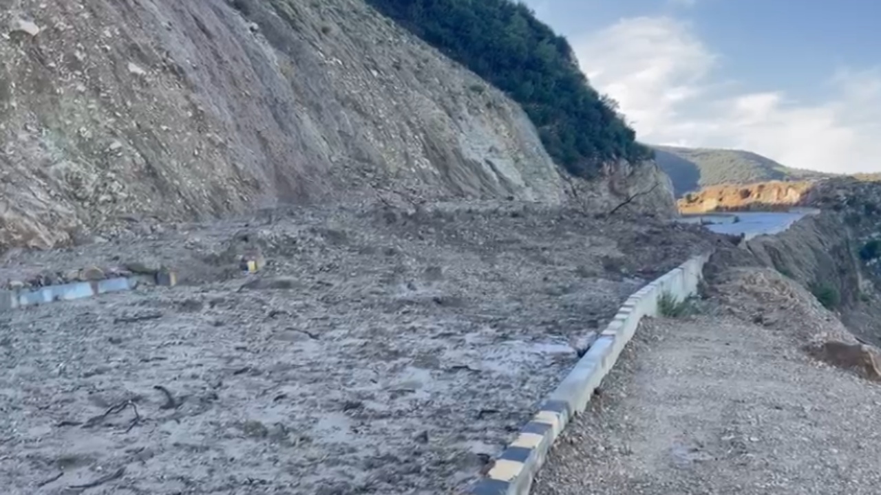 Reshjet intensive shkaktojnë rrëshqitje dheu në bypass-in e Vlorës, bllokohet rruga