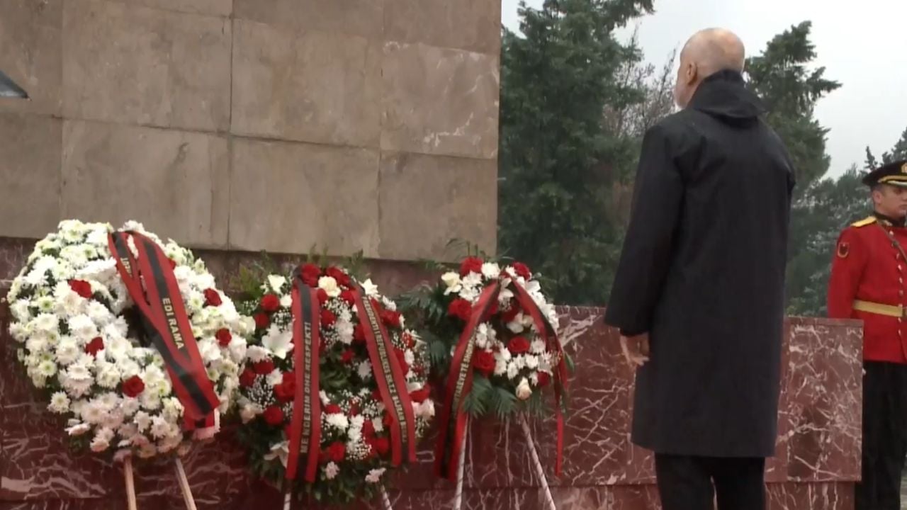 80-vjetori i Çlirimit të Shqipërisë/ Begaj, Rama, Spiropali e politikanë të tjerë, homazhe në Varrezat e Dëshmorëve