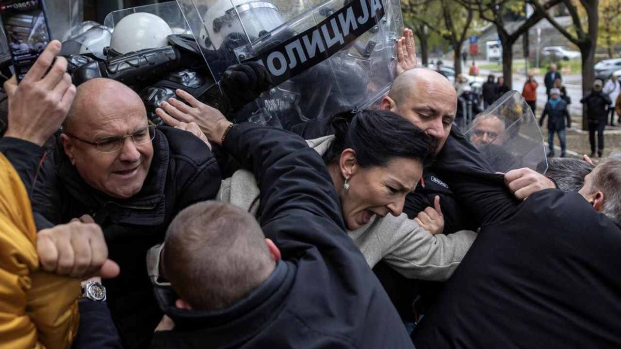 Protesta për tragjedinë në Novi Sad, arrestohen dhjetëra qytetarë në Serbi