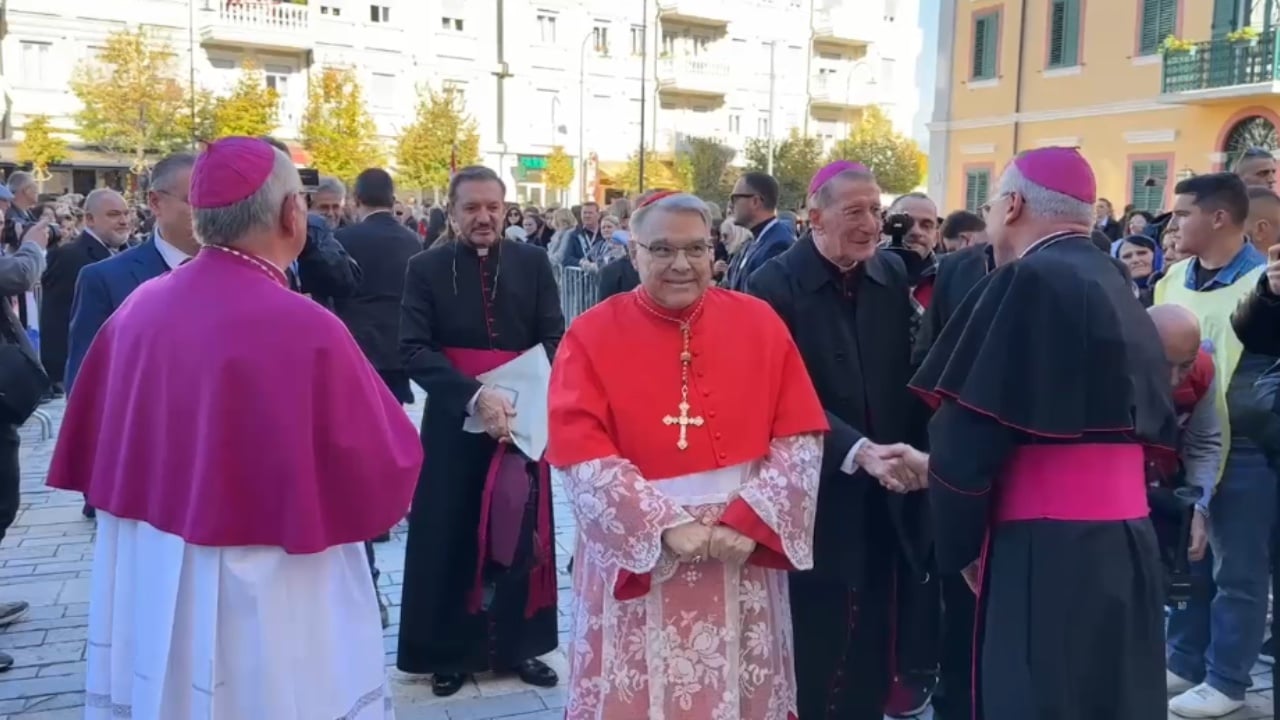 Sot shpallen martirë dy klerikët e vrarë/ Mesha e shenjtë në Shkodër drejtohet nga i deleguari i Papa Françeskut