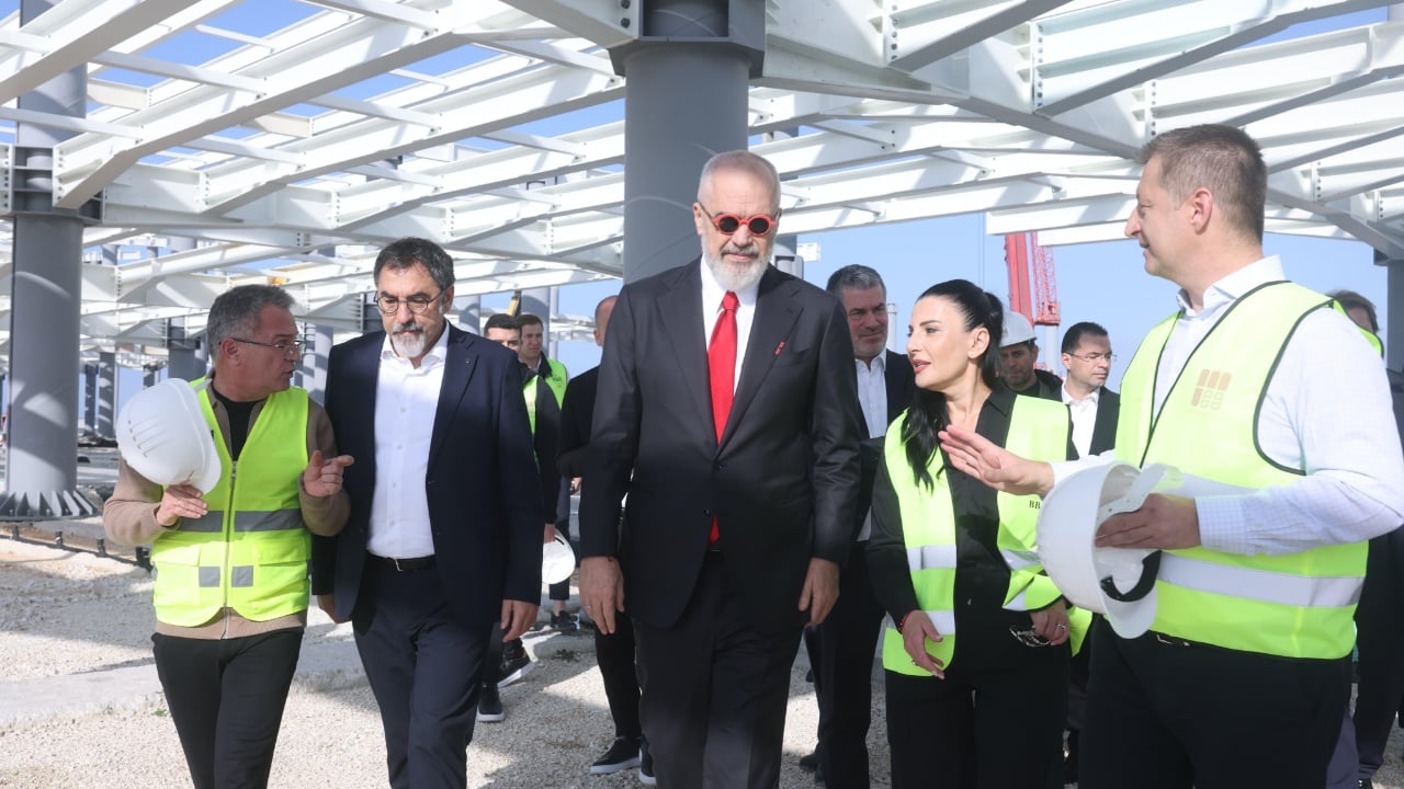 Fotot/ Rama inspekton Qendrën Multifunksionale për Zhvillim Rajonal dhe aeroportin e Vlorës: Shtysë e re për turizmin