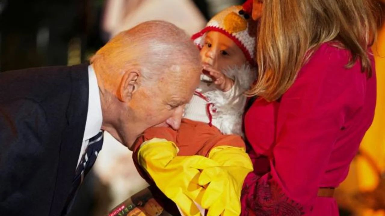 E pazakontë! Biden kafshon fëmijët për Halloween! Merr kritika në rrjet