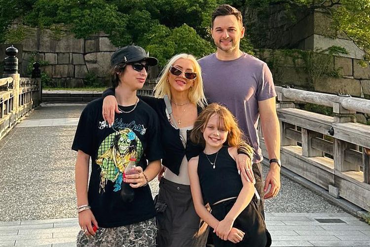 Christina Aguilera ndan fotografinë e rrallë me familjen e saj!