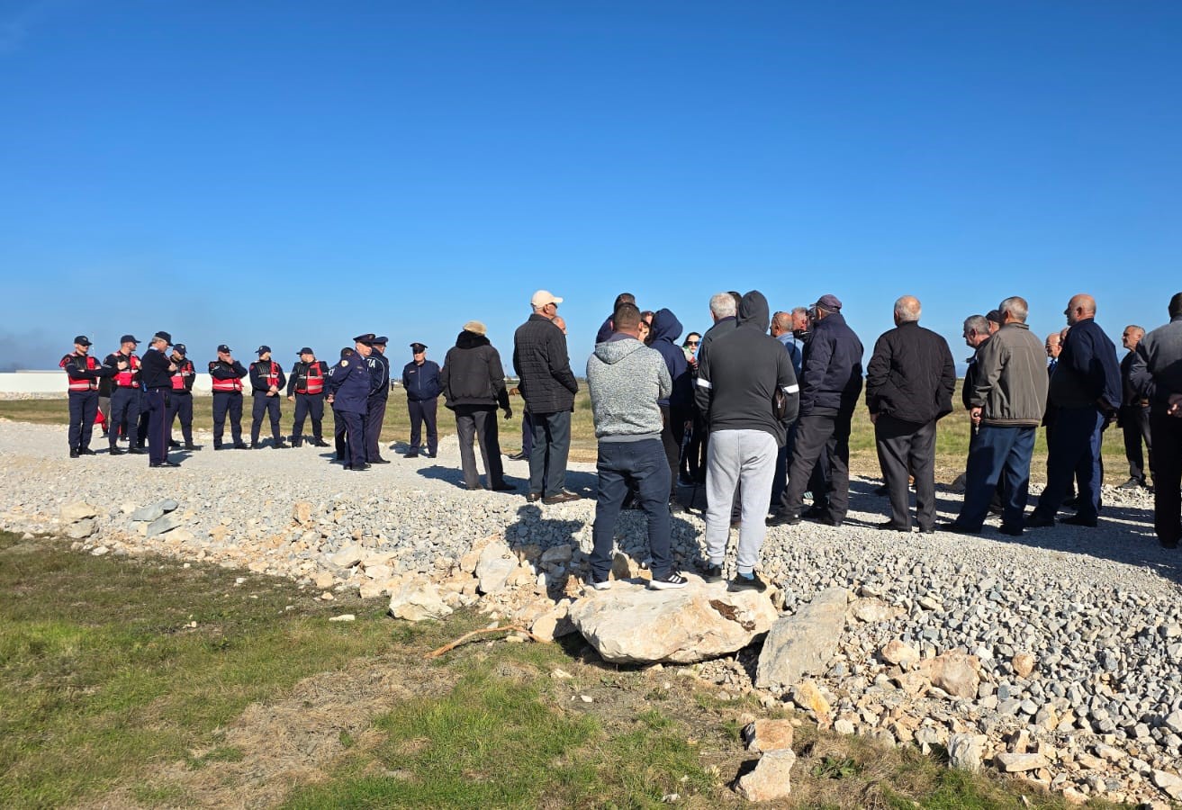 “Mbetjet e rrezikshme” në Durrës, banorët e Porto Romanos në protestë