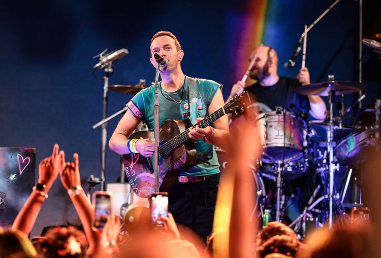 Video/ Chris Martin i Coldplay-t rrëzohet në skenë!