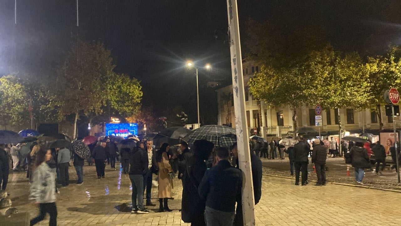 Përfundon pas 1 orë e gjysmë protesta para Kuvendit kundër miratimit të buxhetit/ Ishte paralajmëruar të zgjaste sa seanca plenare									
									 19/11/2024 19:14