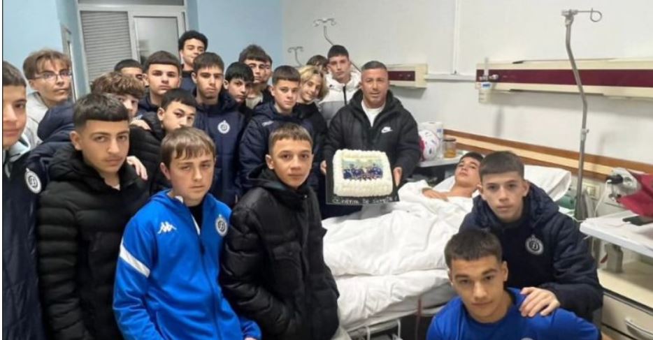 Ndërhyri për të mbrojtur shokun e tij Martin Cani dhe mbeti i plagosur me thikë, skuadra e Dinamo U-15 surprizon në spital Luisin