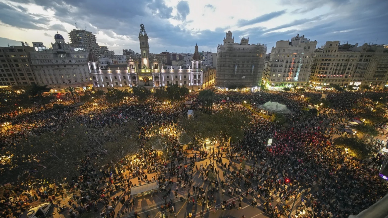 Mijëra protestues në Valencia/ Revoltë kundër reagimit të autoriteteve spanjolle ndaj përmbytjeve