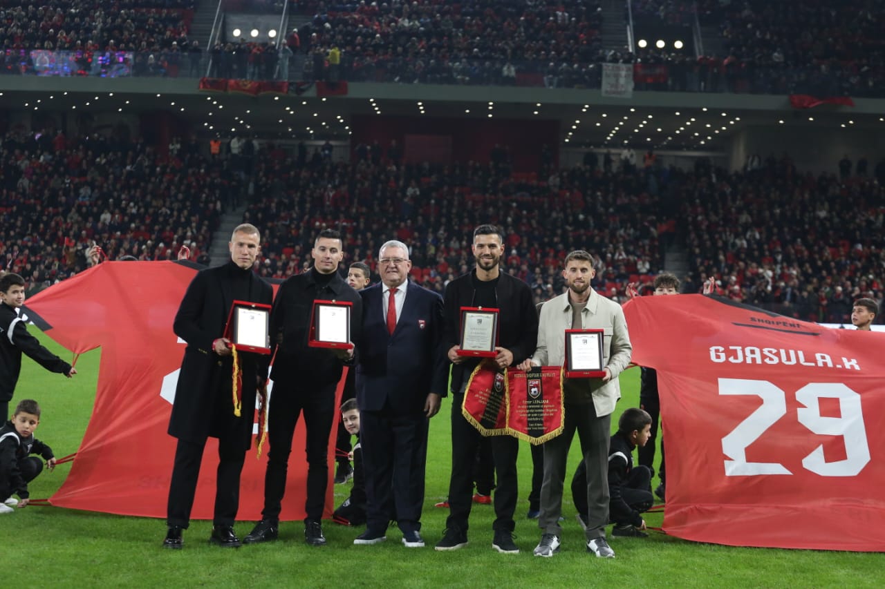 VIDEO/ Ceremoni në Stadiumin Kombëtar, katër lojtarë largohen nga Kombëtarja