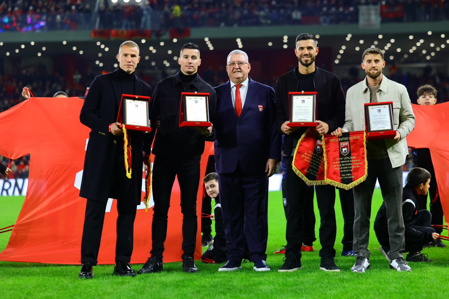 Ceremoni e veçantë për katër ish lojtarë, Duka kujton sërish legjionarët e tërhequr: Faleminderit për gjithçka