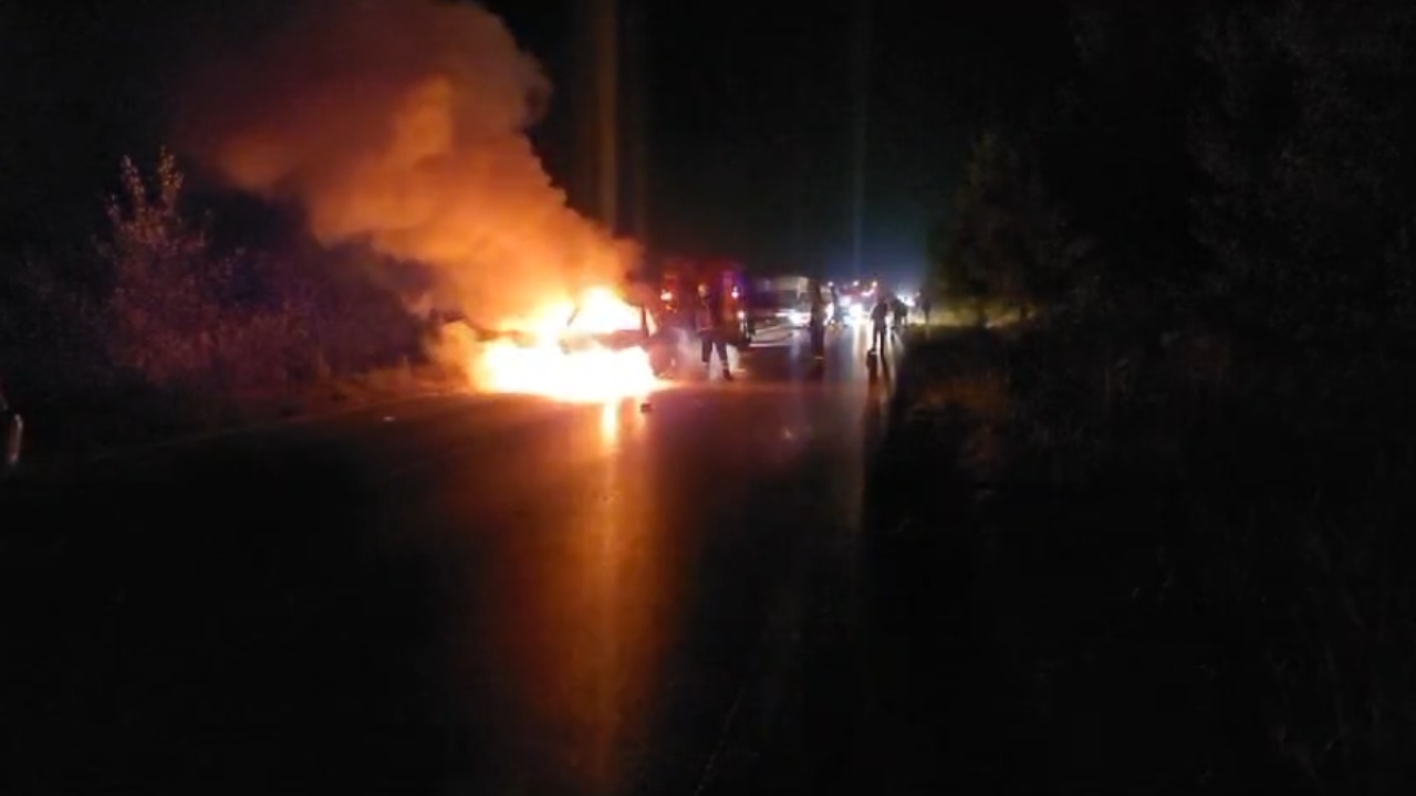 VIDEO/ U godit nga një mjet tjetër, momenti kur “Benzi” shpërthen në flakë në aksin Lushnjë- Berat