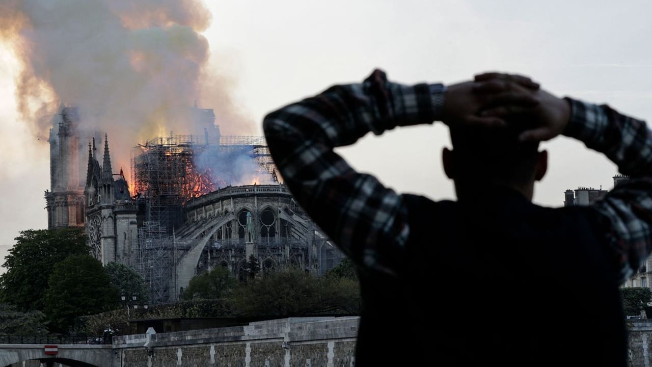 Notre Dame hapet 5 vite pas zjarrit! Macron viziton katedralen e rindërtuar