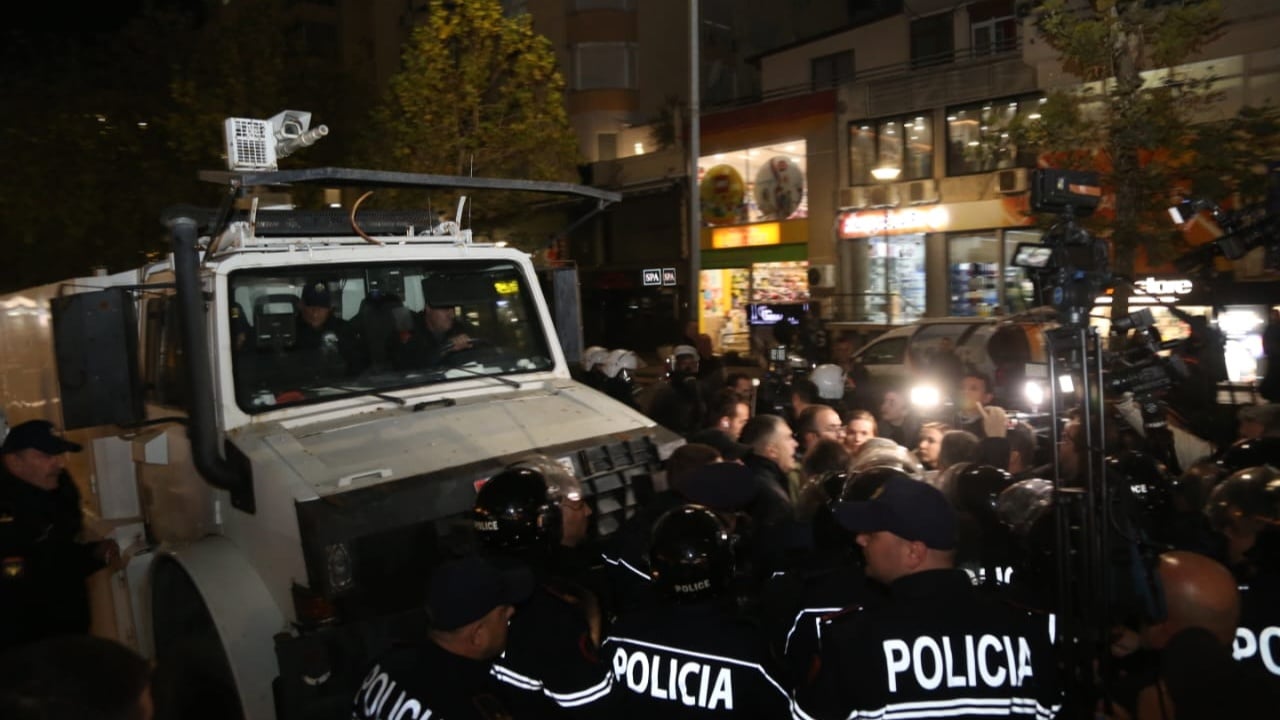 Hidhet ujë dhe gaz lotsjellës mbi protestuesit/ Vijon tubimi i opozitës