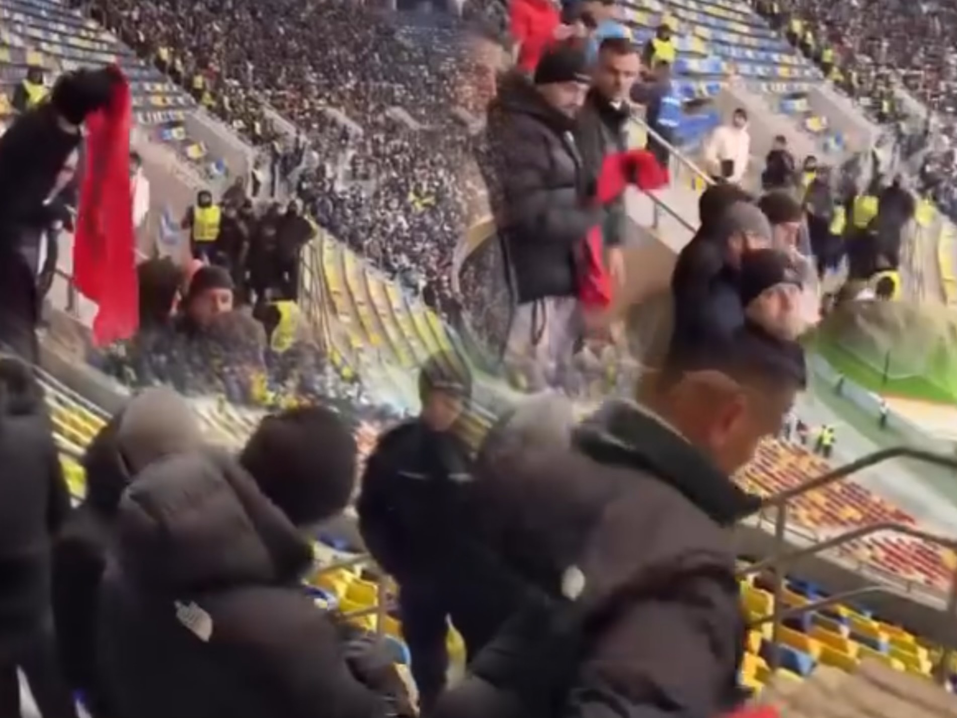 VIDEO/ Skandali gjatë Rumani-Kosovë, policia largon flamurin shqiptar nga stadiumi dhe nxjerr jashtë tifozët