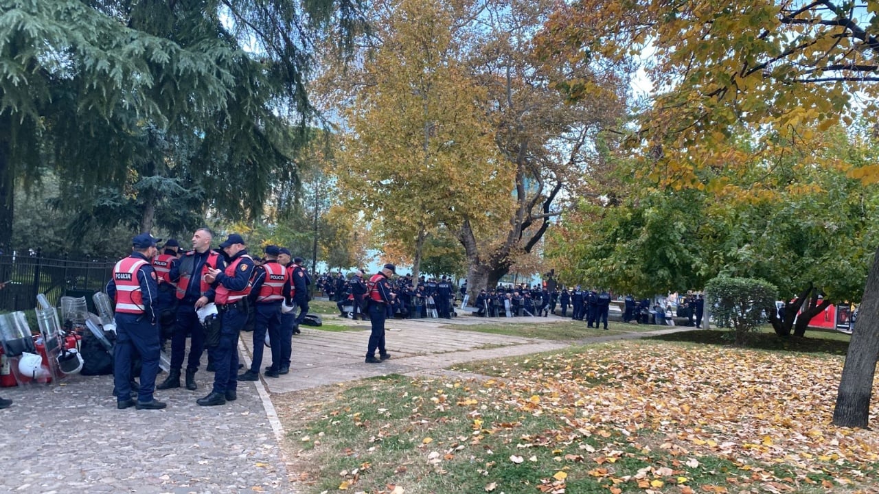 Protesta e opozitës, forca të shumta policie para Kuvendit, mblidhen qytetarët/ Vijon seanca plenare për buxhetin 2025