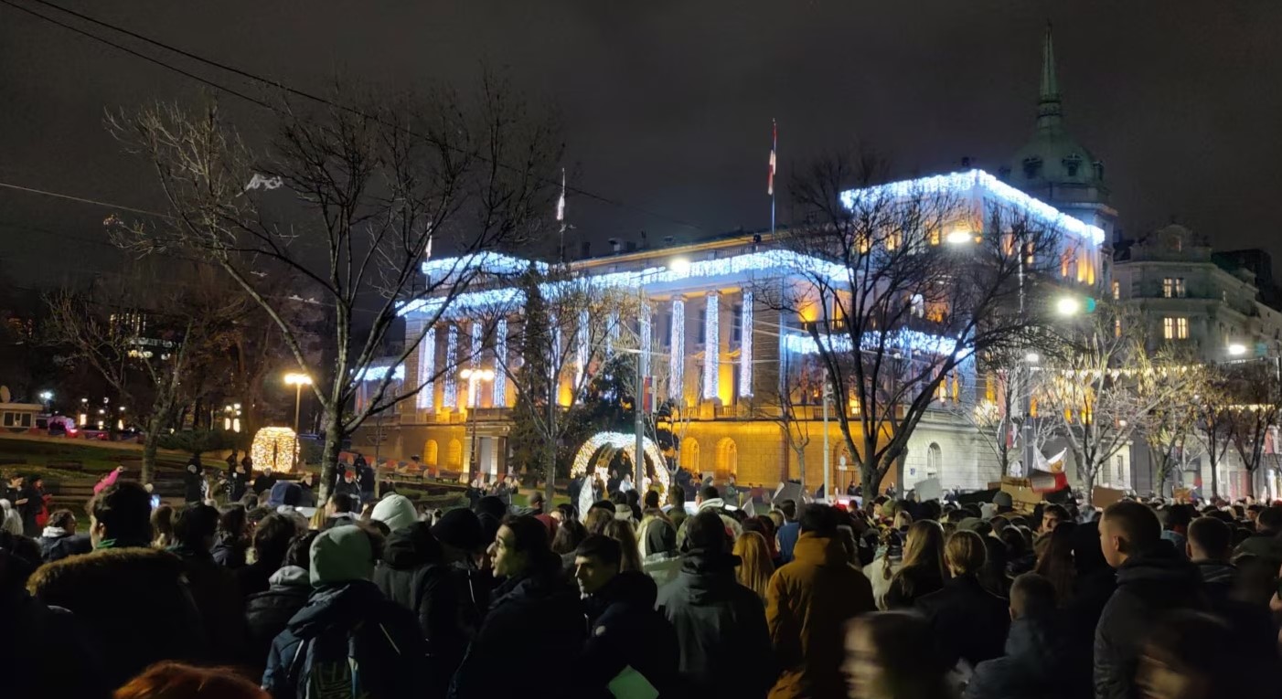 Protestë para ndërtesës së Presidencës së Serbisë gjatë fjalimit të Vuçiçit