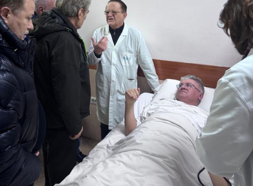 I shtruar në spital, Agron Gjekmarkaj rrëfen momentet e incidentit të tij në protestë: Më shtynë me përbuzje! U thash se jam Nënkryetar i Parlamentit, por…